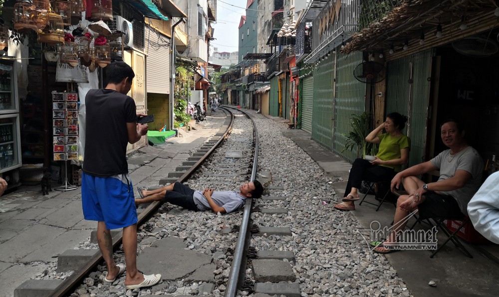 Cà phê đường tàu vắng hoe, chủ quán đóng cửa nằm dài selfie - Ảnh 11. Cà phê đường tàu vắng hoe, chủ quán đóng cửa nằm dài selfie - Ảnh 11.
