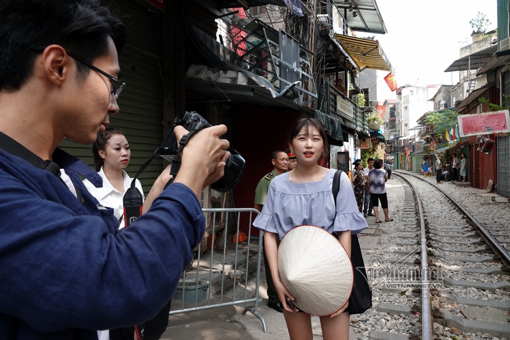 Cà phê đường tàu vắng hoe, chủ quán đóng cửa nằm dài selfie - Ảnh 12. Cà phê đường tàu vắng hoe, chủ quán đóng cửa nằm dài selfie - Ảnh 12.