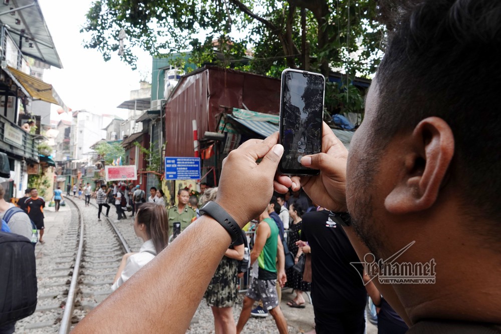Cà phê đường tàu vắng hoe, chủ quán đóng cửa nằm dài selfie - Ảnh 13. Cà phê đường tàu vắng hoe, chủ quán đóng cửa nằm dài selfie - Ảnh 13.