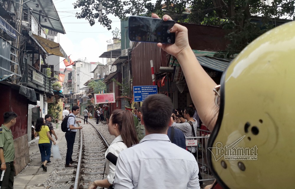 Cà phê đường tàu vắng hoe, chủ quán đóng cửa nằm dài selfie - Ảnh 14. Cà phê đường tàu vắng hoe, chủ quán đóng cửa nằm dài selfie - Ảnh 14.