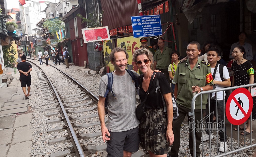 Cà phê đường tàu vắng hoe, chủ quán đóng cửa nằm dài selfie - Ảnh 16. Cà phê đường tàu vắng hoe, chủ quán đóng cửa nằm dài selfie - Ảnh 16.