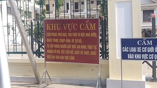 Đồng loạt gắn biển 'cấm quay phim, chụp ảnh' ở trụ sở ủy ban từ xã đến huyện - Ảnh 4.
