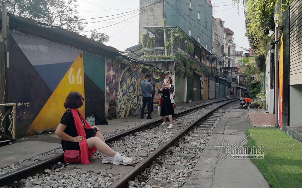 Cà phê đường tàu vắng hoe, chủ quán đóng cửa nằm dài selfie - Ảnh 3. Cà phê đường tàu vắng hoe, chủ quán đóng cửa nằm dài selfie - Ảnh 3.