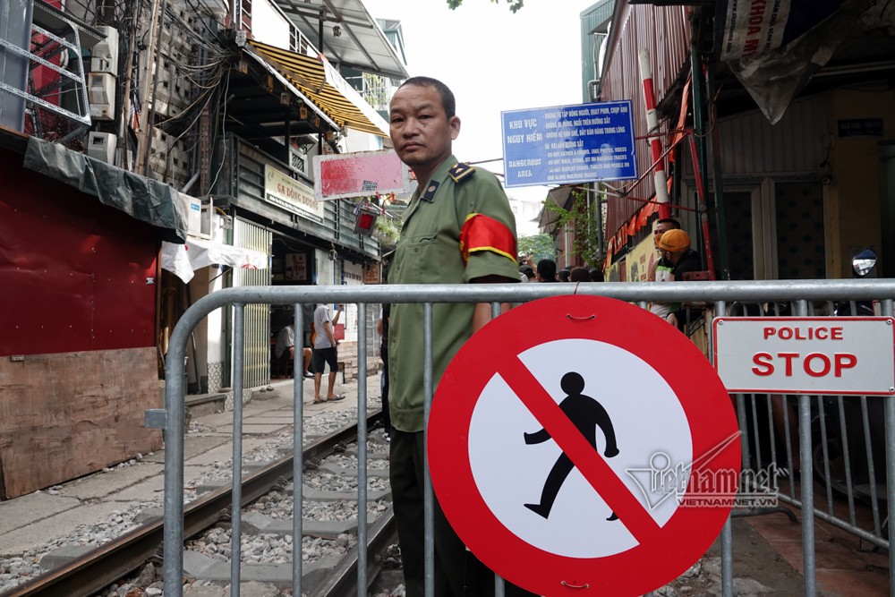 Cà phê đường tàu vắng hoe, chủ quán đóng cửa nằm dài selfie - Ảnh 4. Cà phê đường tàu vắng hoe, chủ quán đóng cửa nằm dài selfie - Ảnh 4.