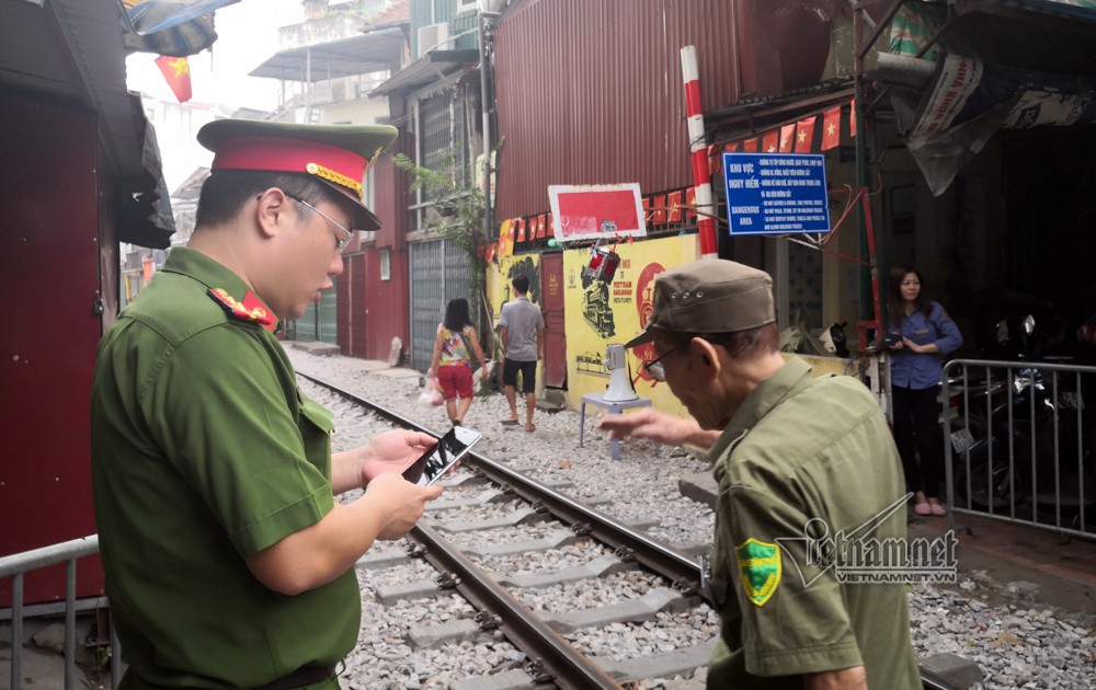 Cà phê đường tàu vắng hoe, chủ quán đóng cửa nằm dài selfie - Ảnh 5. Cà phê đường tàu vắng hoe, chủ quán đóng cửa nằm dài selfie - Ảnh 5.