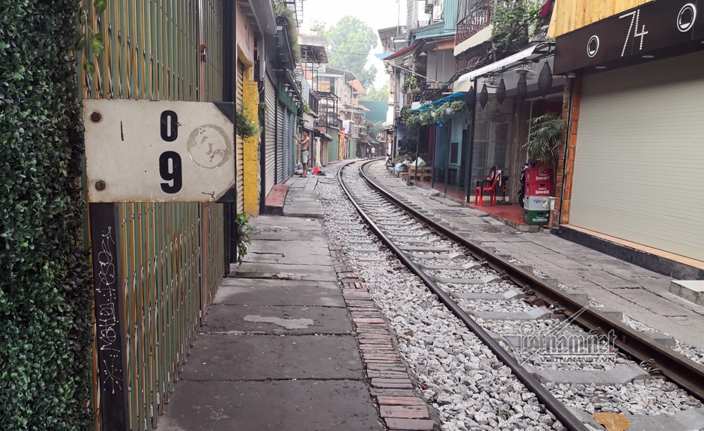 Cà phê đường tàu vắng hoe, chủ quán đóng cửa nằm dài selfie - Ảnh 9. Cà phê đường tàu vắng hoe, chủ quán đóng cửa nằm dài selfie - Ảnh 9.