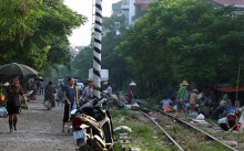 Hà Nội dẹp cà phê, chợ đường tàu vẫn tấp nập