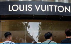 Vì sao giá túi xách LV và giày Chanel ở Trung Quốc đắt hơn châu Âu?