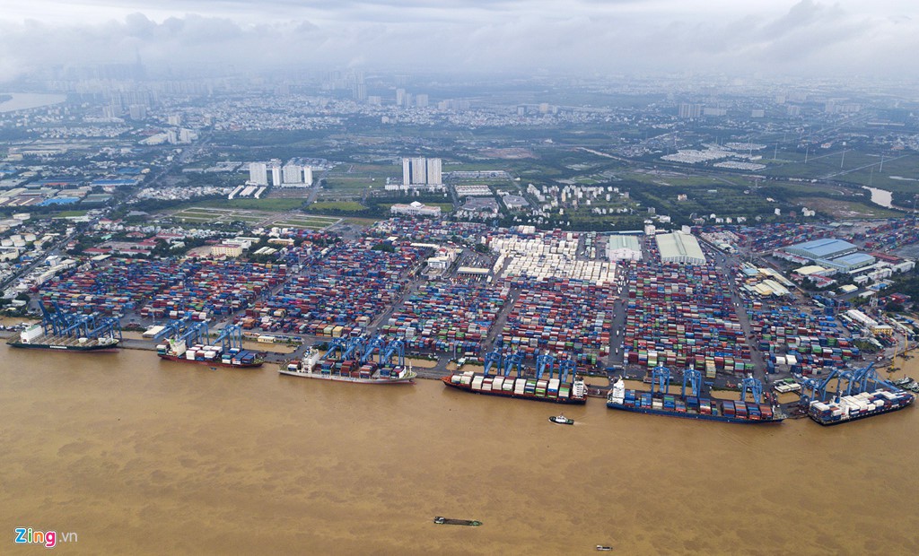 Hàng nghìn container nhích từng chút một vào cảng lớn nhất Việt Nam - Ảnh 1. Hàng nghìn container nhích từng chút một vào cảng lớn nhất Việt Nam - Ảnh 1.