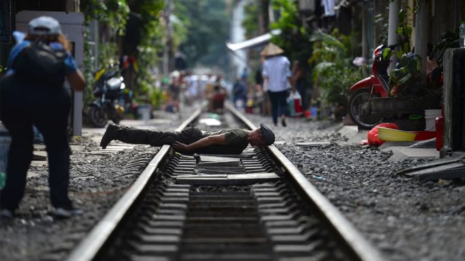 Báo nước ngoài đưa tin phố cà phê đường tàu Phùng Hưng bị ‘xoá sổ’ - Ảnh 1. Báo nước ngoài đưa tin phố cà phê đường tàu Phùng Hưng bị ‘xoá sổ’ - Ảnh 1.