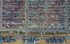 Hàng nghìn container nhích từng chút một vào cảng lớn nhất Việt Nam