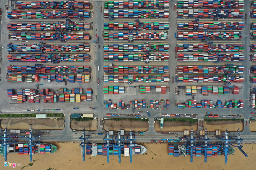 Hàng nghìn container nhích từng chút một vào cảng lớn nhất Việt Nam - Ảnh 2. Hàng nghìn container nhích từng chút một vào cảng lớn nhất Việt Nam - Ảnh 2.