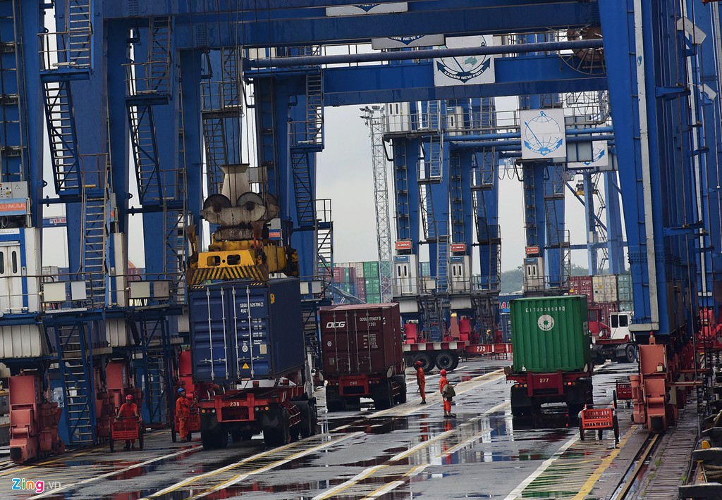 Hàng nghìn container nhích từng chút một vào cảng lớn nhất Việt Nam - Ảnh 3. Hàng nghìn container nhích từng chút một vào cảng lớn nhất Việt Nam - Ảnh 3.