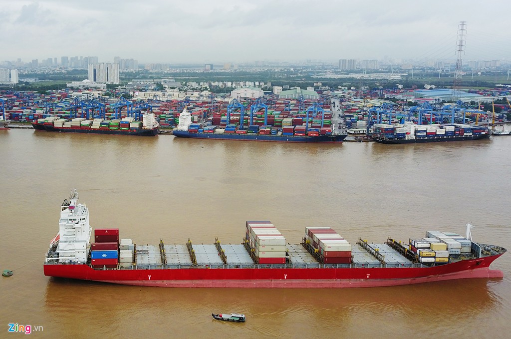 Hàng nghìn container nhích từng chút một vào cảng lớn nhất Việt Nam - Ảnh 5. Hàng nghìn container nhích từng chút một vào cảng lớn nhất Việt Nam - Ảnh 5.