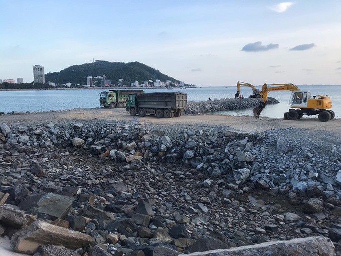 Dự án lấp biển Vũng Tàu làm thủy cung vẫn ồ ạt - Ảnh 1. Dự án lấp biển Vũng Tàu làm thủy cung vẫn ồ ạt - Ảnh 1.