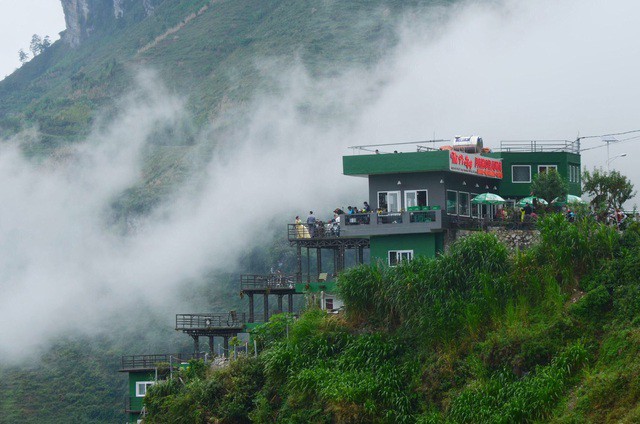 Cận cảnh Mã Pì Lèng Panorama “khoác áo” màu xanh trước khi bị tháo dỡ - Ảnh 2. Cận cảnh Mã Pì Lèng Panorama “khoác áo” màu xanh trước khi bị tháo dỡ - Ảnh 2.