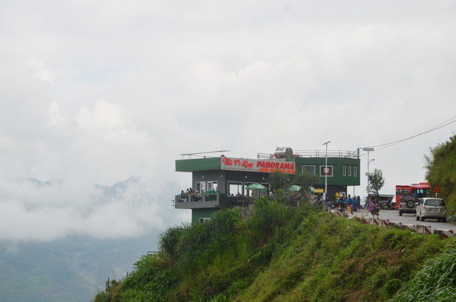 Cận cảnh Mã Pì Lèng Panorama “khoác áo” màu xanh trước khi bị tháo dỡ - Ảnh 3. Cận cảnh Mã Pì Lèng Panorama “khoác áo” màu xanh trước khi bị tháo dỡ - Ảnh 3.