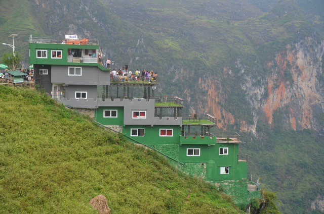 Cận cảnh Mã Pì Lèng Panorama “khoác áo” màu xanh trước khi bị tháo dỡ - Ảnh 4. Cận cảnh Mã Pì Lèng Panorama “khoác áo” màu xanh trước khi bị tháo dỡ - Ảnh 4.