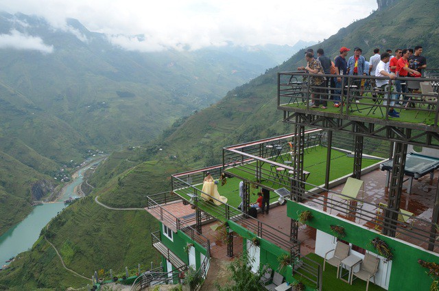 Cận cảnh Mã Pì Lèng Panorama “khoác áo” màu xanh trước khi bị tháo dỡ - Ảnh 5. Cận cảnh Mã Pì Lèng Panorama “khoác áo” màu xanh trước khi bị tháo dỡ - Ảnh 5.