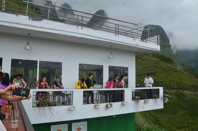 Cận cảnh Mã Pì Lèng Panorama “khoác áo” màu xanh trước khi bị tháo dỡ - Ảnh 7. Cận cảnh Mã Pì Lèng Panorama “khoác áo” màu xanh trước khi bị tháo dỡ - Ảnh 7.