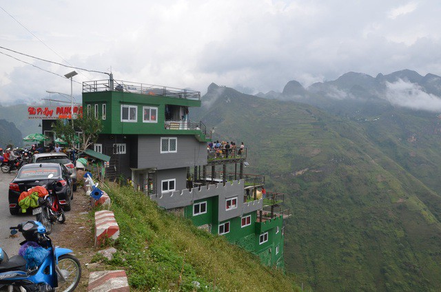 Cận cảnh Mã Pì Lèng Panorama “khoác áo” màu xanh trước khi bị tháo dỡ - Ảnh 8. Cận cảnh Mã Pì Lèng Panorama “khoác áo” màu xanh trước khi bị tháo dỡ - Ảnh 8.