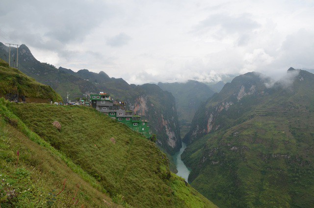Cận cảnh Mã Pì Lèng Panorama “khoác áo” màu xanh trước khi bị tháo dỡ - Ảnh 9. Cận cảnh Mã Pì Lèng Panorama “khoác áo” màu xanh trước khi bị tháo dỡ - Ảnh 9.
