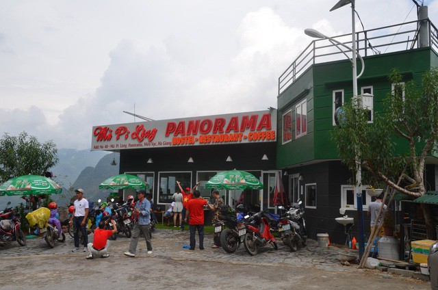 Cận cảnh Mã Pì Lèng Panorama “khoác áo” màu xanh trước khi bị tháo dỡ - Ảnh 10. Cận cảnh Mã Pì Lèng Panorama “khoác áo” màu xanh trước khi bị tháo dỡ - Ảnh 10.