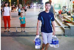 Cuộc sống hàng nghìn hộ dân đảo lộn vì nước có mùi lạ