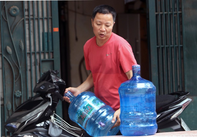 Cuộc sống hàng nghìn hộ dân đảo lộn vì nước có mùi lạ - Ảnh 2.