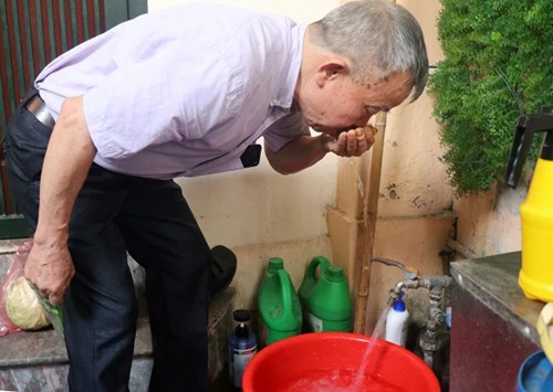 Cuộc sống hàng nghìn hộ dân đảo lộn vì nước có mùi lạ - Ảnh 3.