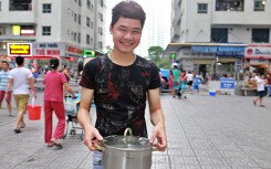 Dân chung cư HH Linh Đàm mang xoong nồi, chai nhựa đi lấy nước máy sạch