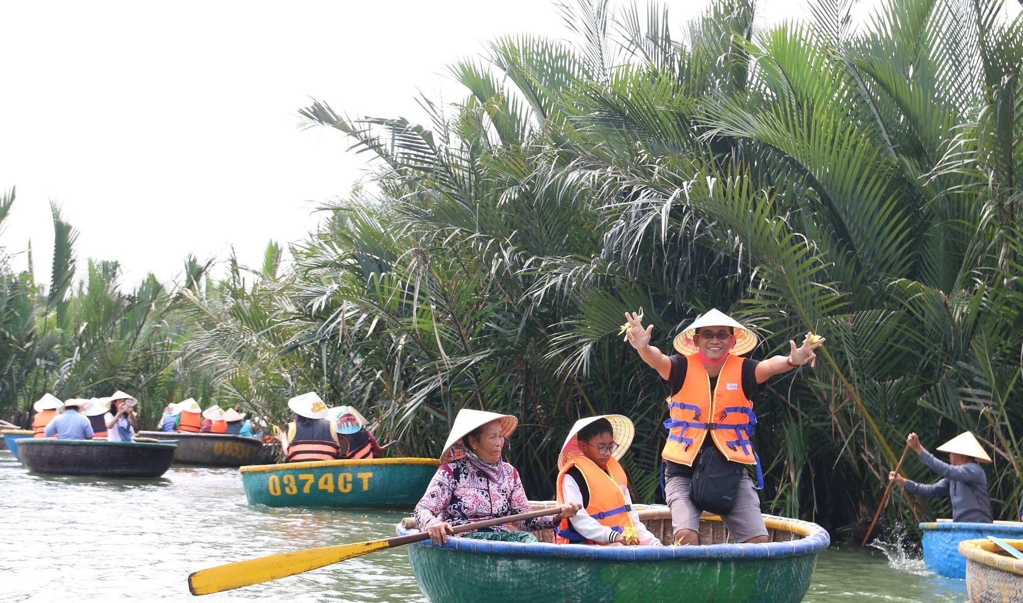 Anh rung dua bay mau Anh rung dua bay mau