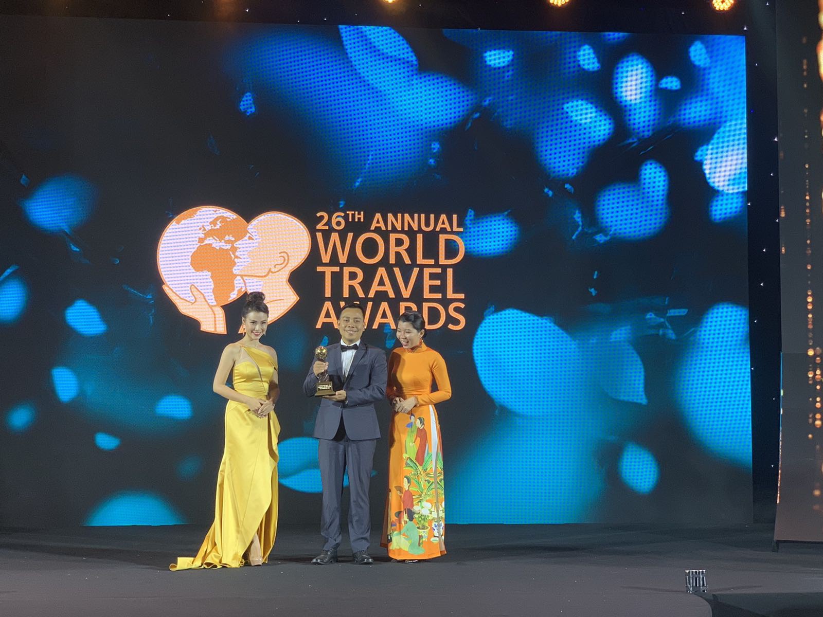đại diện Sun World Ba Na Hills nhận giải thưởng đại diện Sun World Ba Na Hills nhận giải thưởng