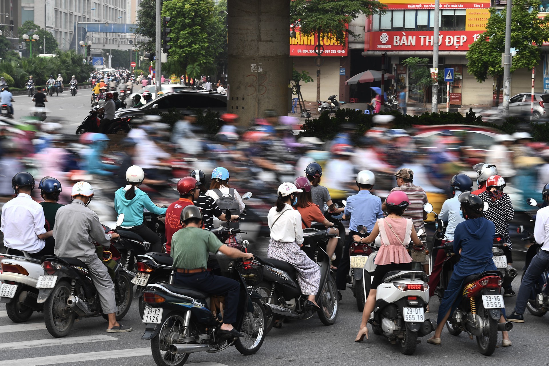 7 triệu xe cộ tràn ra đường và 33 điểm đen ùn tắc khốn khổ - Ảnh 8. 7 triệu xe cộ tràn ra đường và 33 điểm đen ùn tắc khốn khổ - Ảnh 8.