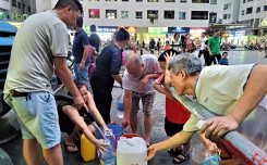 Dân chung cư chen lấn mua nước sạch sau khuyến cáo không dùng nước sông Đà để nấu ăn, uống