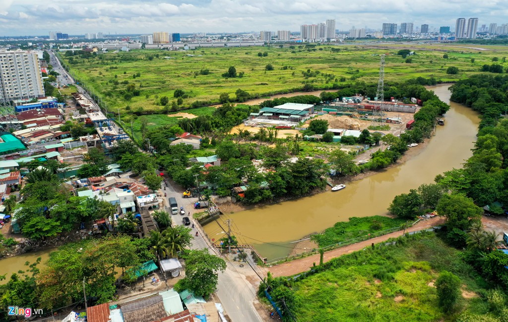 Công trường cầu Nam Lý bị bỏ hoang, chiếm hết đường ở phía đông TP HCM - Ảnh 1. Công trường cầu Nam Lý bị bỏ hoang, chiếm hết đường ở phía đông TP HCM - Ảnh 1.