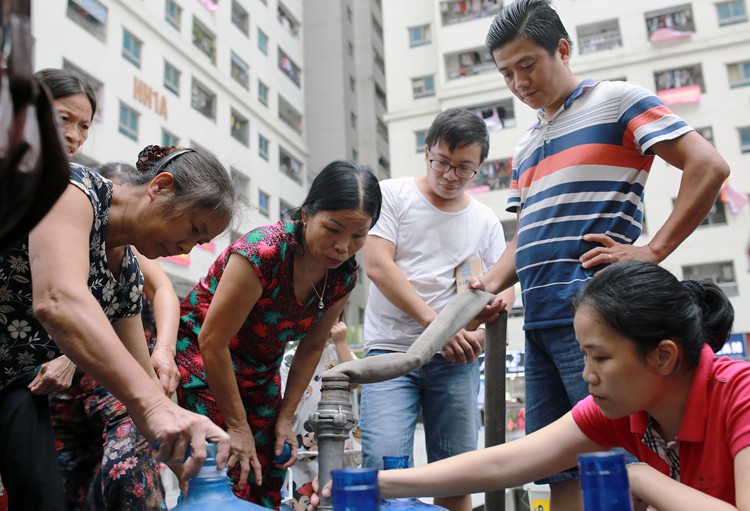 Tổng giám đốc nước sạch sông Đà: 'Nước có mùi do hàm lượng clo cao' - Ảnh 2. Tổng giám đốc nước sạch sông Đà: 'Nước có mùi do hàm lượng clo cao' - Ảnh 2.
