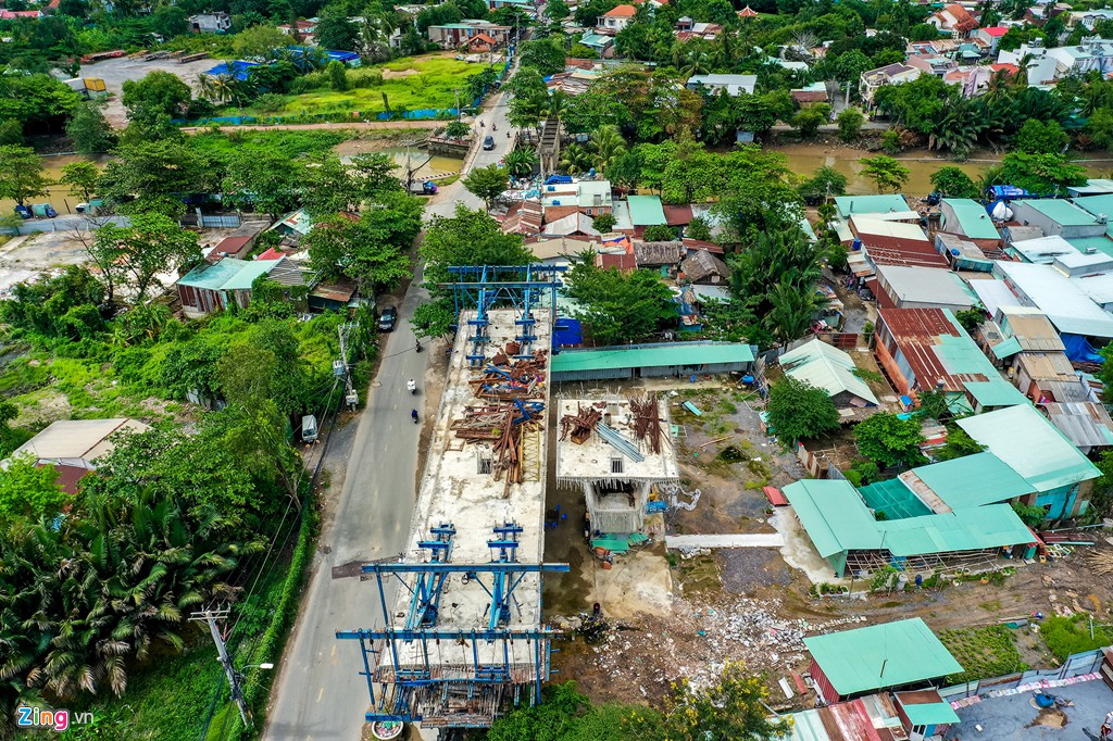 Công trường cầu Nam Lý bị bỏ hoang, chiếm hết đường ở phía đông TP HCM - Ảnh 2. Công trường cầu Nam Lý bị bỏ hoang, chiếm hết đường ở phía đông TP HCM - Ảnh 2.