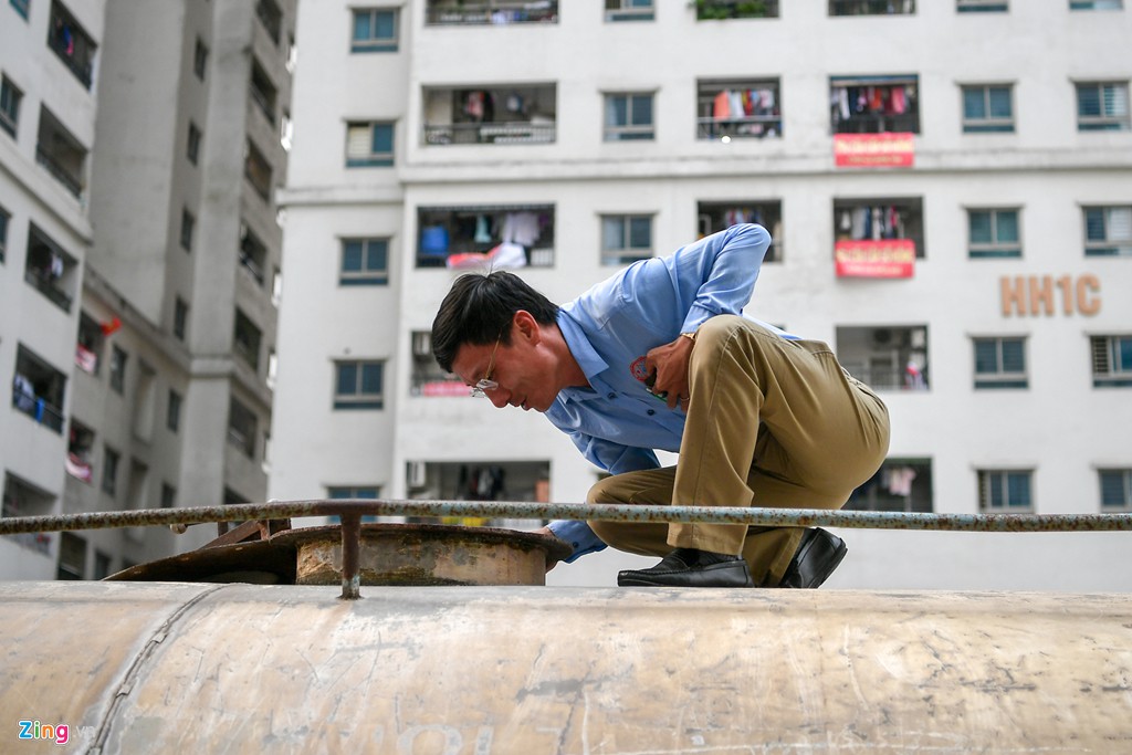Người dân mang xô, chậu xếp hàng lấy nước sạch - Ảnh 3. Người dân mang xô, chậu xếp hàng lấy nước sạch - Ảnh 3.