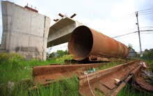 Công trường cầu Nam Lý bị bỏ hoang, chiếm hết đường ở phía đông TP HCM