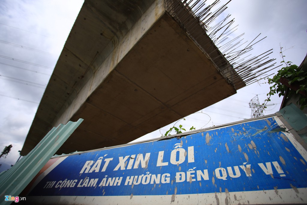Công trường cầu Nam Lý bị bỏ hoang, chiếm hết đường ở phía đông TP HCM - Ảnh 6. Công trường cầu Nam Lý bị bỏ hoang, chiếm hết đường ở phía đông TP HCM - Ảnh 6.