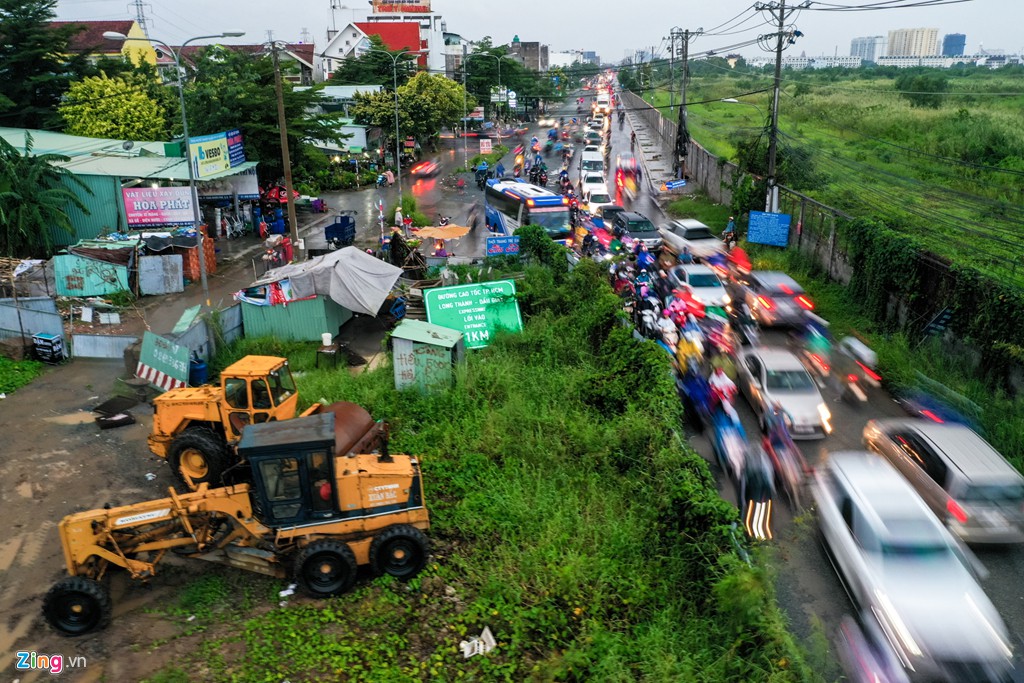 Công trường cầu Nam Lý bị bỏ hoang, chiếm hết đường ở phía đông TP HCM - Ảnh 7. Công trường cầu Nam Lý bị bỏ hoang, chiếm hết đường ở phía đông TP HCM - Ảnh 7.