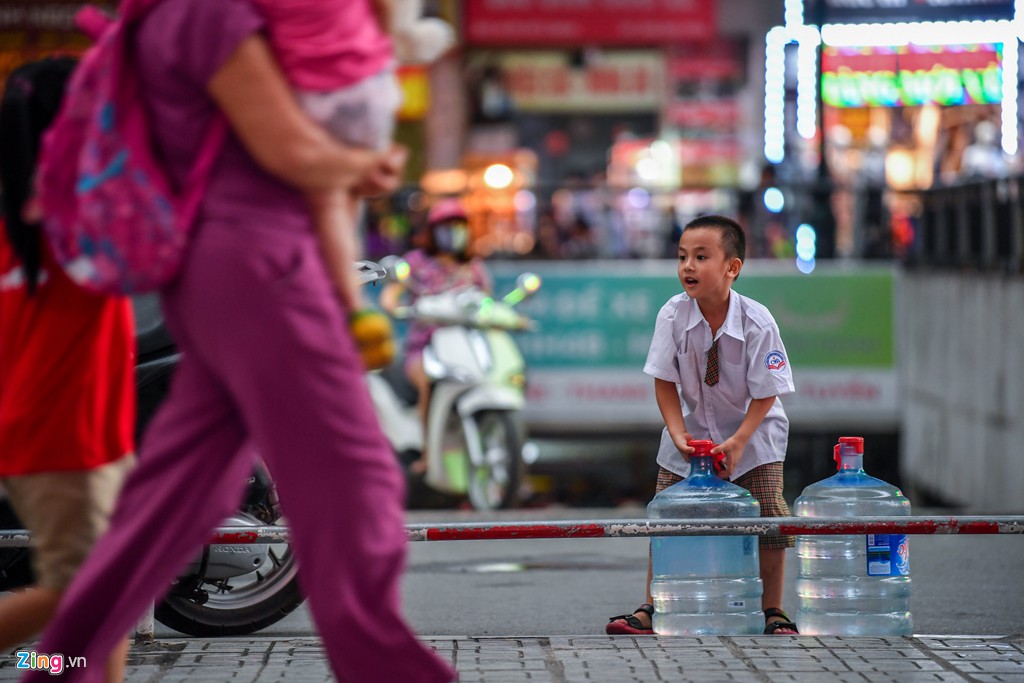 Người dân mang xô, chậu xếp hàng lấy nước sạch - Ảnh 9. Người dân mang xô, chậu xếp hàng lấy nước sạch - Ảnh 9.