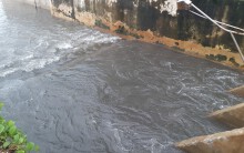 Mưa hai ngày đường Đà Nẵng biến thành sông, nước thải tuôn ồ ạt ra biển