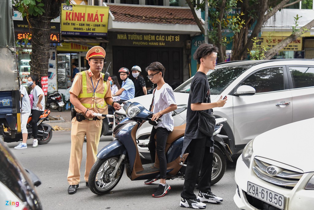 Tài xế xe máy quay đầu bỏ chạy khi nhìn thấy CSGT lao ra - Ảnh 1. Tài xế xe máy quay đầu bỏ chạy khi nhìn thấy CSGT lao ra - Ảnh 1.