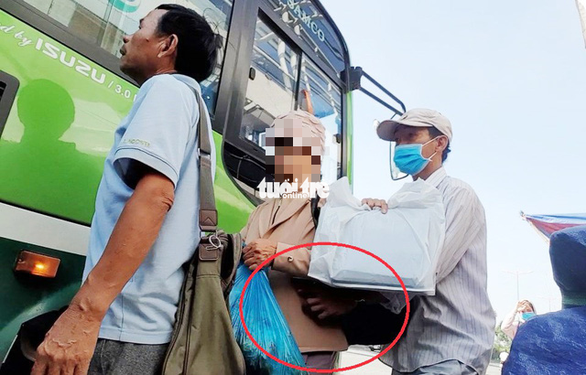 Vạch trần thủ đoạn dàn trận móc túi khách đi xe buýt trước KDL Suối Tiên - Ảnh 2. Vạch trần thủ đoạn dàn trận móc túi khách đi xe buýt trước KDL Suối Tiên - Ảnh 2.