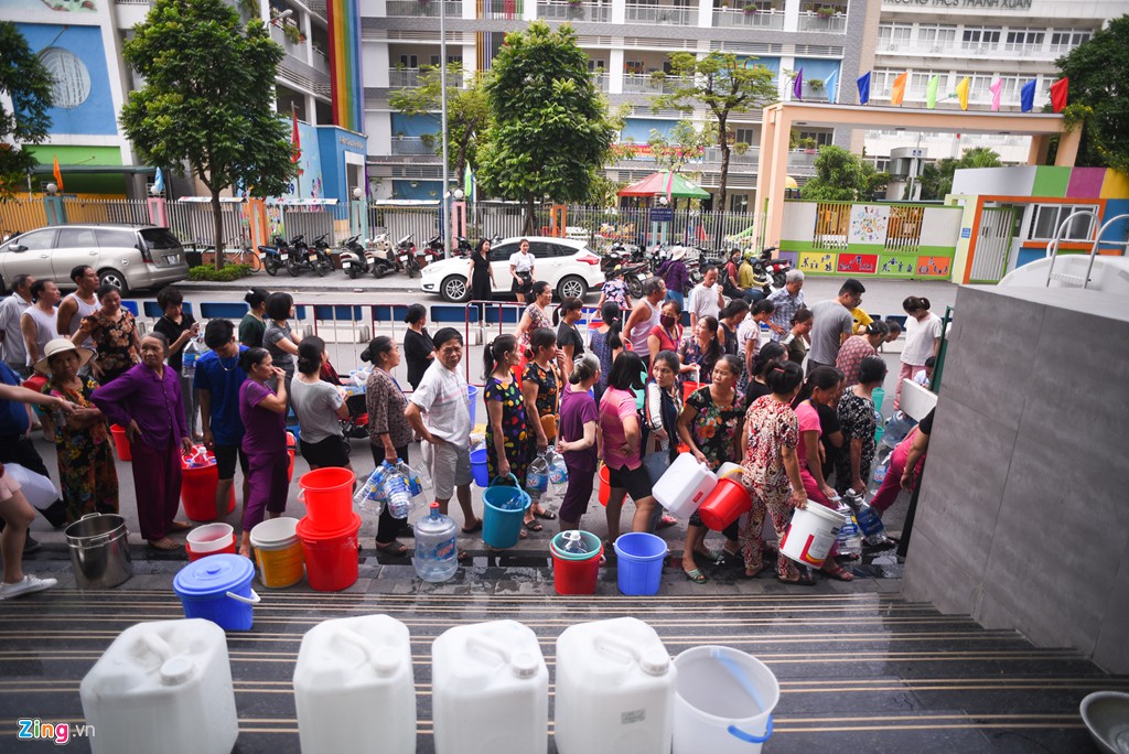 Người Hà Nội mang xoong nồi, xe nôi xếp hàng chờ nước sạch - Ảnh 1. Người Hà Nội mang xoong nồi, xe nôi xếp hàng chờ nước sạch - Ảnh 1.