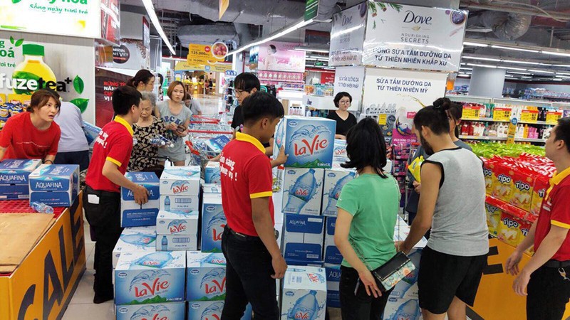 Người dân đổ xô đến siêu thị vét nước sạch - Ảnh 1. Người dân đổ xô đến siêu thị vét nước sạch - Ảnh 1.