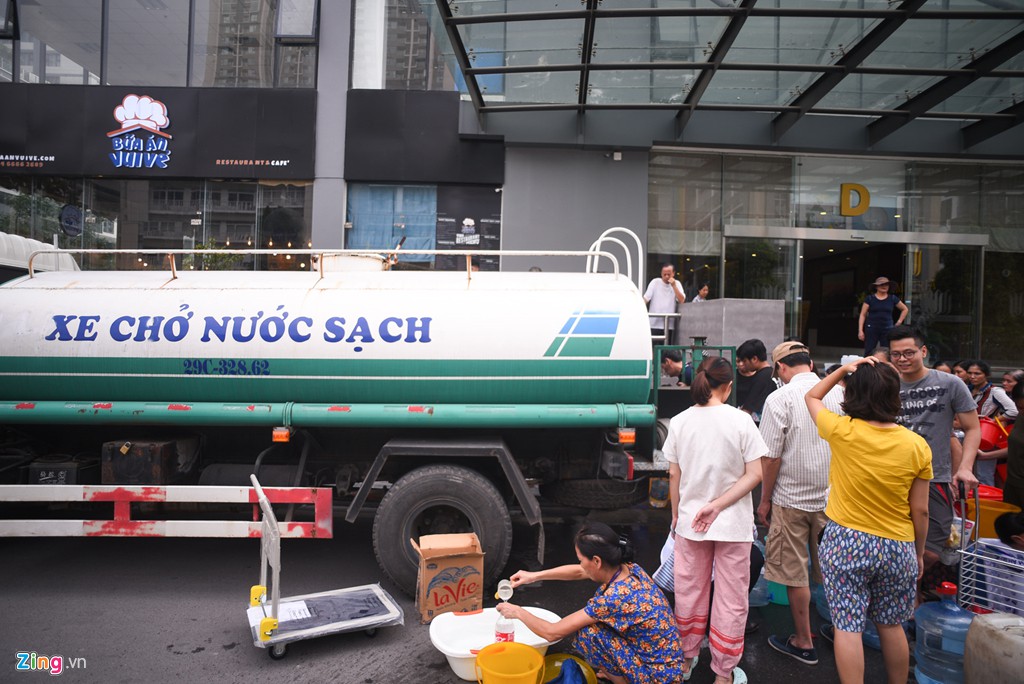 Người Hà Nội mang xoong nồi, xe nôi xếp hàng chờ nước sạch - Ảnh 10. Người Hà Nội mang xoong nồi, xe nôi xếp hàng chờ nước sạch - Ảnh 10.