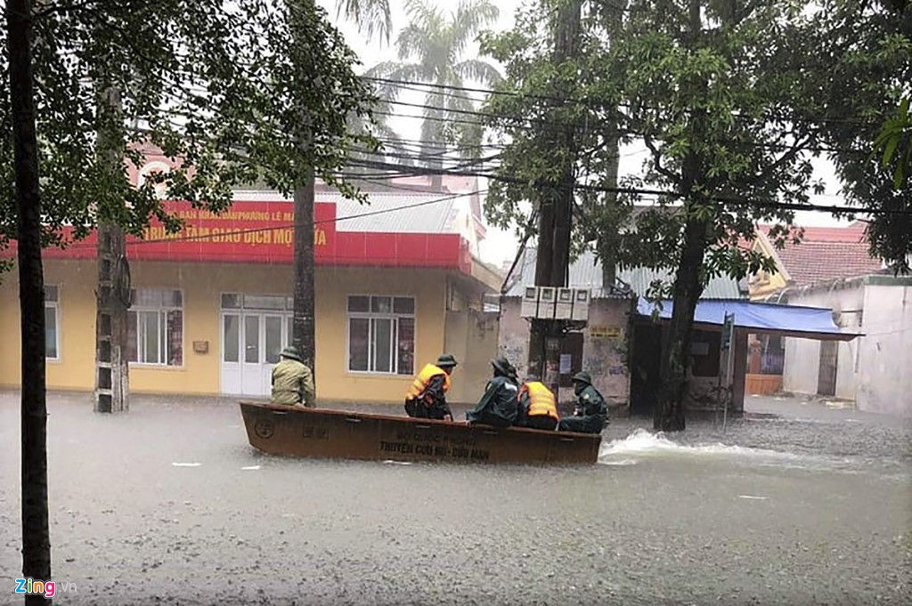 TP Vinh ngập cả mét nước trong đợt mưa như trút, giao thông tê liệt - Ảnh 11. TP Vinh ngập cả mét nước trong đợt mưa như trút, giao thông tê liệt - Ảnh 11.